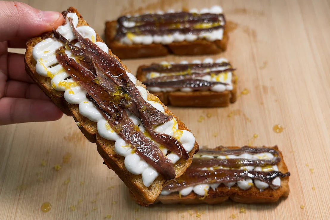 Tosta de sobaos con anchoas